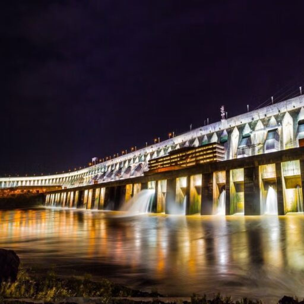 Represa-Itaipu-de-Noche-768x512